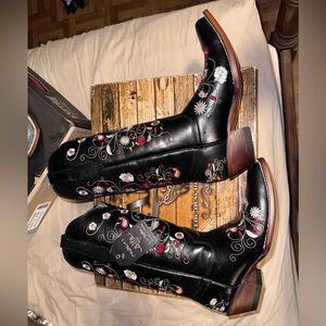 Black embroidered cowboy boots